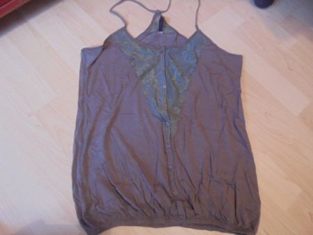 Top Olive mit Spitzen Gr. L NEU