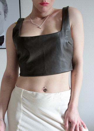 Braunes Faux Leather-Top von Aritzia
