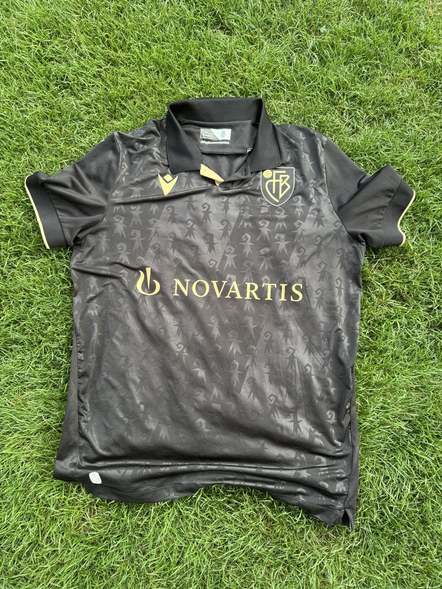 FC Bâle Maillots de corps & Pantalons: FC Basel Jubiläumstrikot XL – D'occasion à Dornach par Picasso81