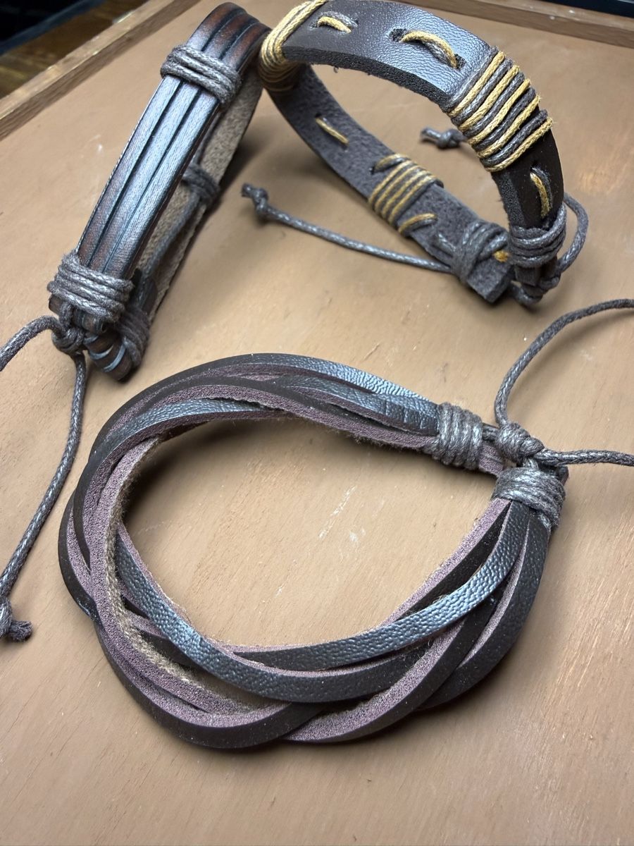 Bracciali & Braccialetti: Leather Bracelets Set of 3 adjustable NEW condition – Nuovo e nell'imballaggio originale da Wald ZH venduto da Carloiten