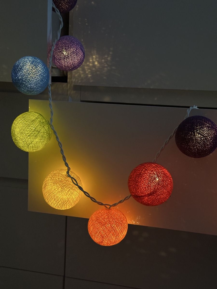 Lichterketten & Leisten: Bunte Lichterkette, Kugeln aus Baumwolle – Gebraucht aus Bolligen von Bluejean1