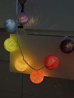 Bunte Lichterkette, Kugeln aus Baumwolle