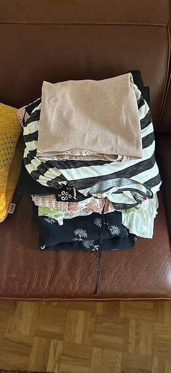 Lots de vêtements: Damenkleider vorwiegend Grösse M – D'occasion à Grafstal par noa_gcm6 2