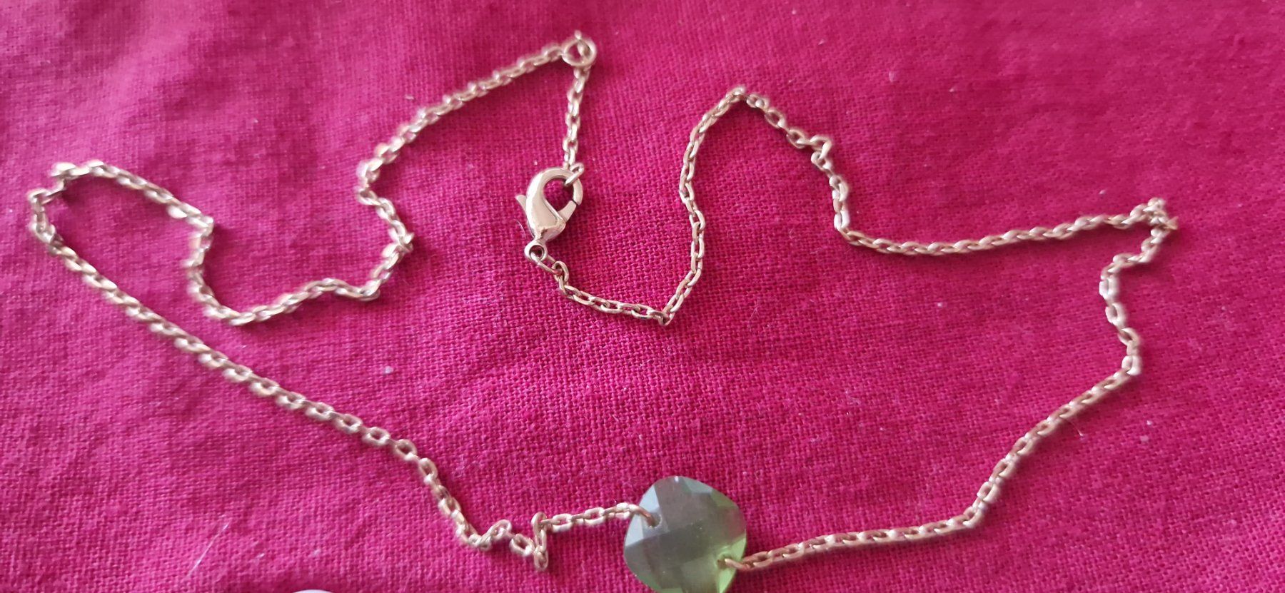 Catenine: Collier en métal doré et avec pendentif vert biseauté – Usato da Münchenbuchsee venduto da capa2014 1