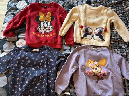 Kinder Pullover 4er Set Grösse unbekannt guter Zustand