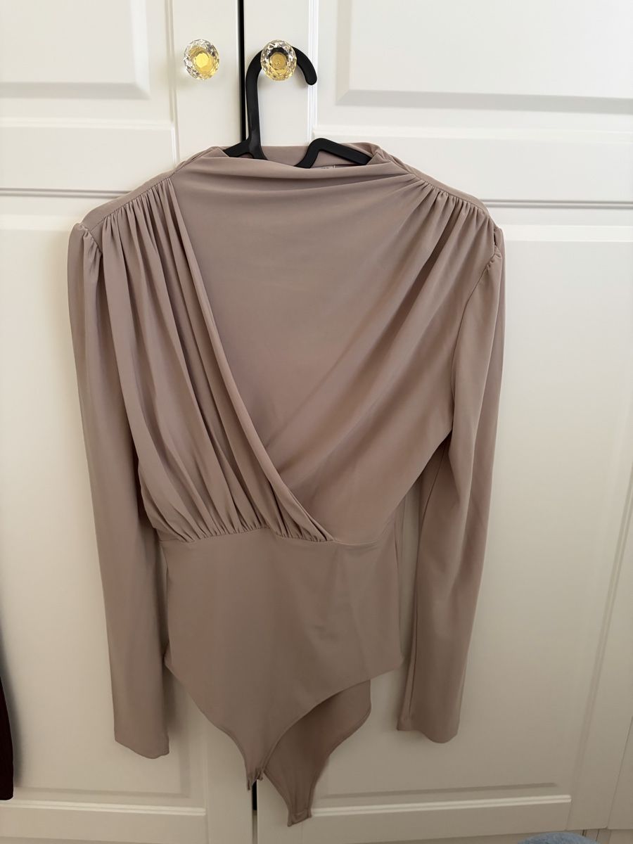 Top: Body 'Ello' beige élégant, taille M – Usato da Monthey venduto da Sevdije.Kololli