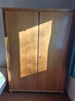 Schöner Holzschrank mit viel Stauraum zu verkaufen!