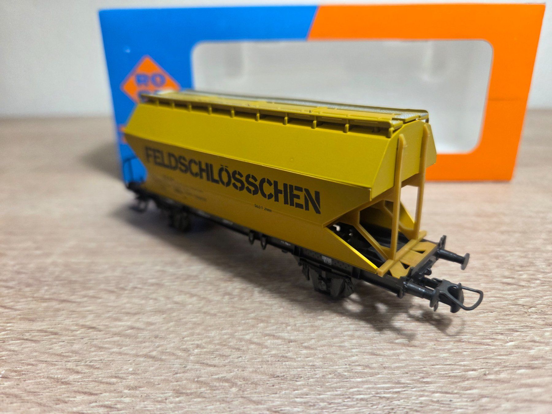 Roco Modellini di ferrovie: Roco 44314C Silowagen Feldschlösschen SBB H0 – Nuovo e nell'imballaggio originale da St-Aubin-Sauges venduto da Lo_Go 3