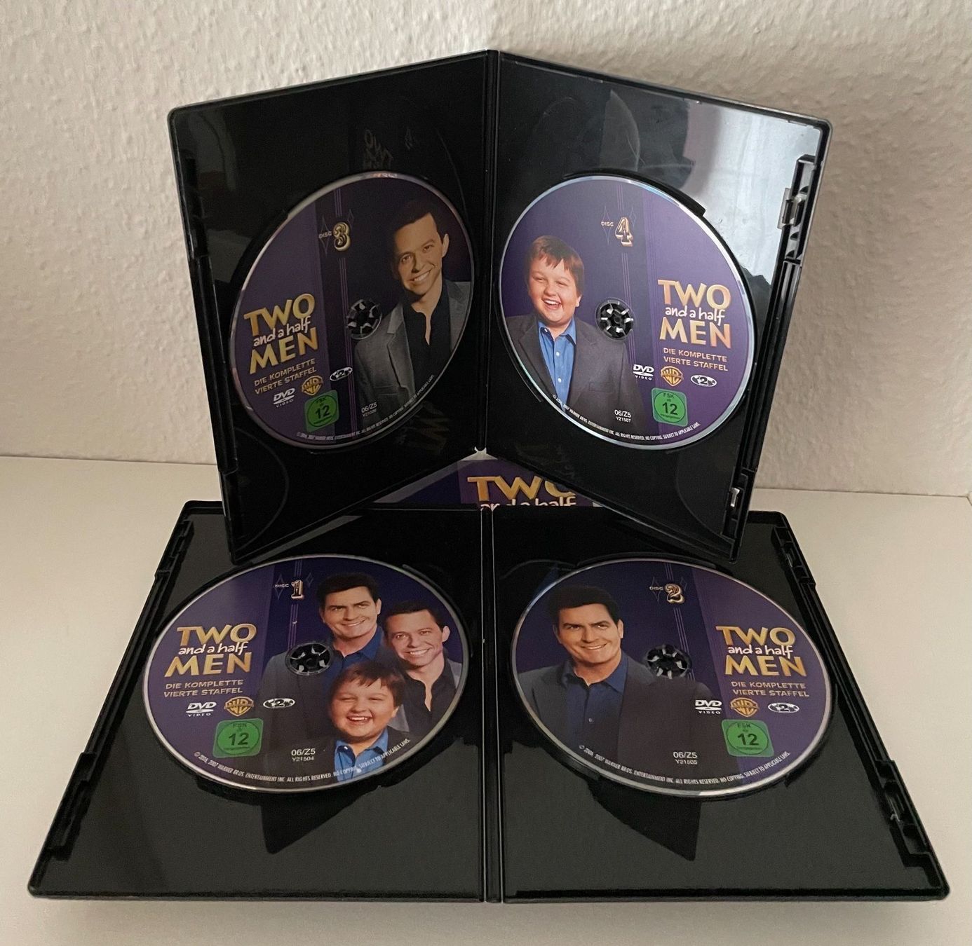Tutti i DVDs: Two and a Half Men Season 4 – Nuovo (secondo la descrizione) da Riehen venduto da M.S.DVD 1
