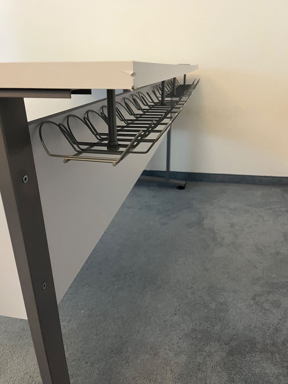 Scrivanie: Bürotisch weiss mit Kabelkanal – Usato da Kaltbrunn venduto da tho_x6l5 6