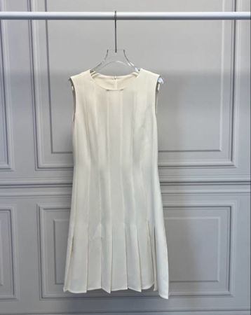 Elegantes cremeweißes Kleid mit Falten – ärmellos