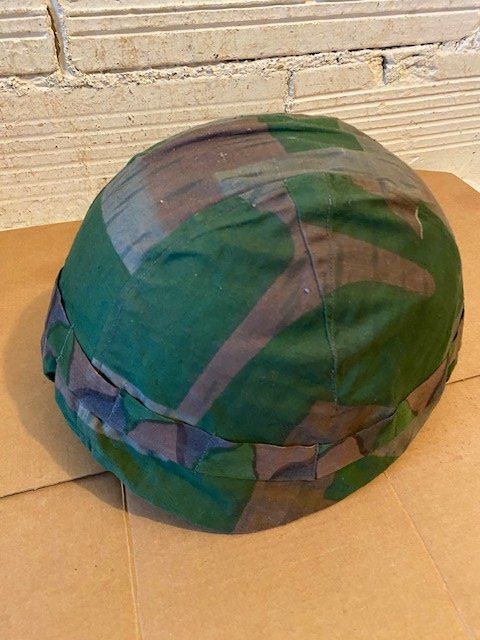 Schweizer Armee Uniformi & Effetti personali: MILITÄRHELM M71 MIT TAZ ÜBERZUG – Usato da Chur venduto da silbermon 1