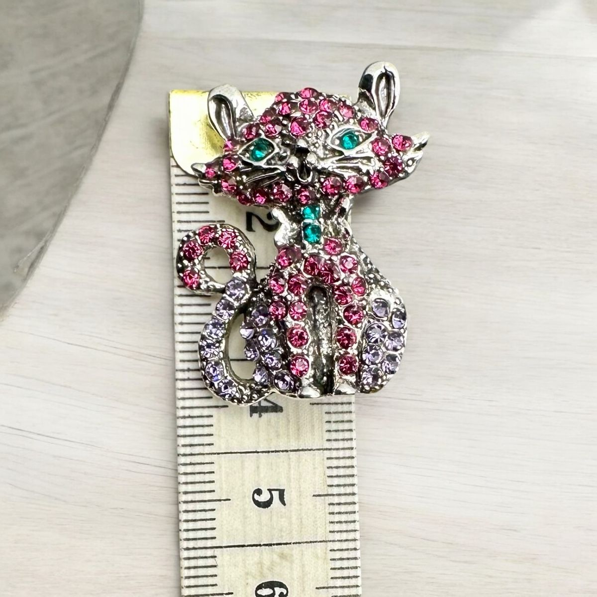 Spille & Fermagli: Grün rosa Strass Katze Brosche – Usato da Lamone venduto da LaCantinaMagica 8