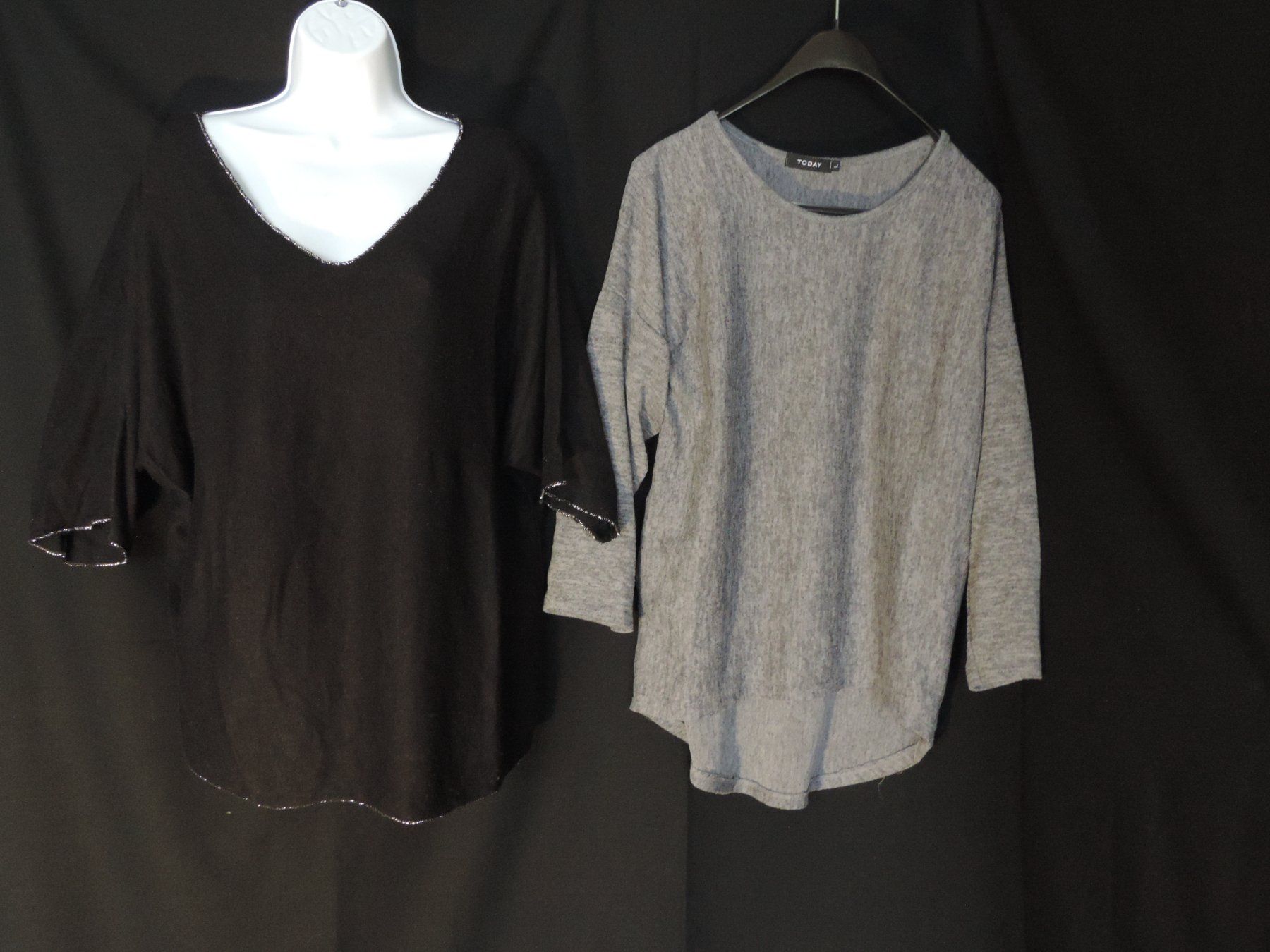 Lotti di vestiti: 2 pull gris et noir argenté – Usato da Genève venduto da Axelle333 1