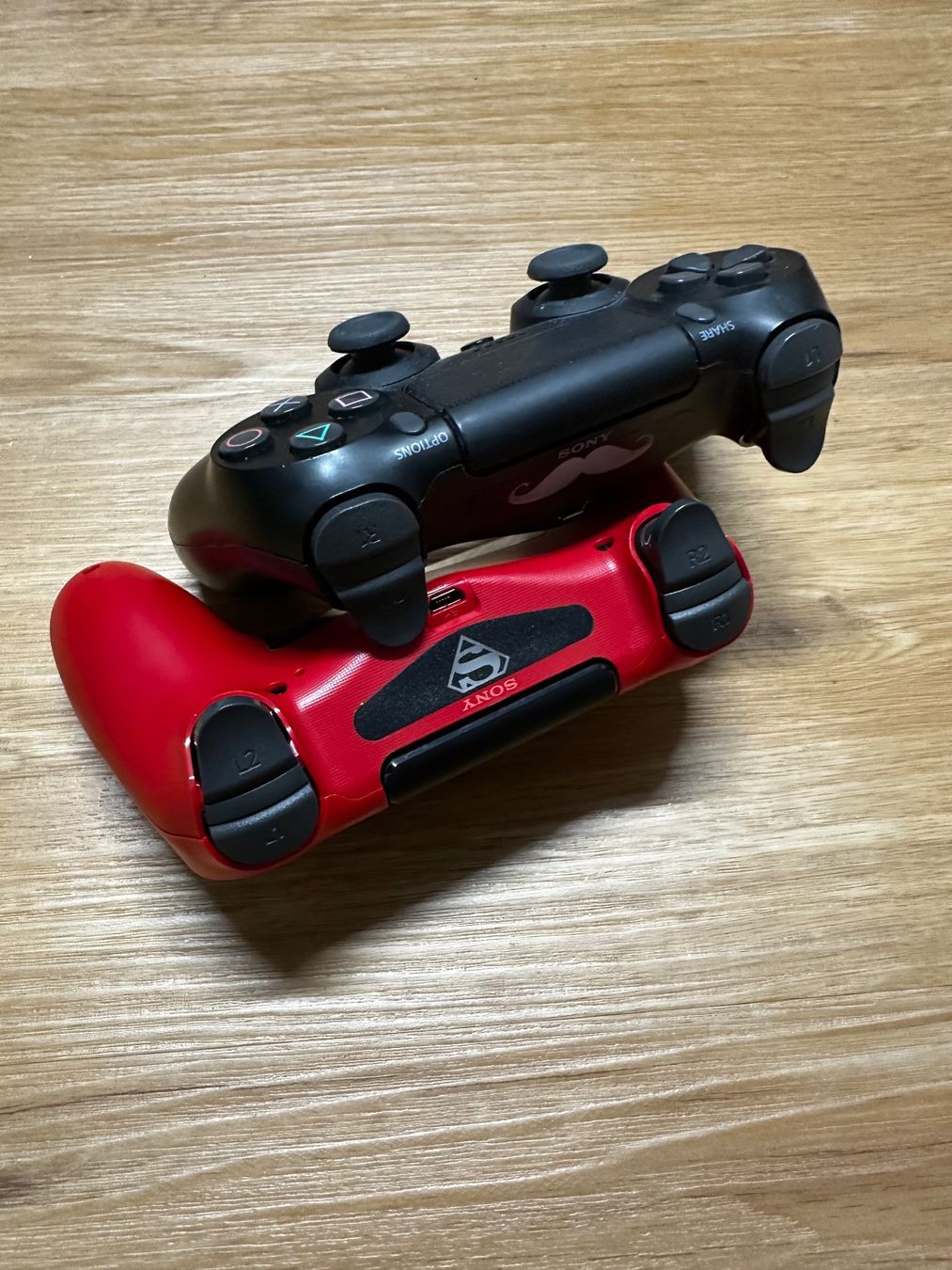 Sony Konsolen: PlayStation 4 Slim mit zwei Controllern – Gebraucht aus Embrach von ale_z5t9 4