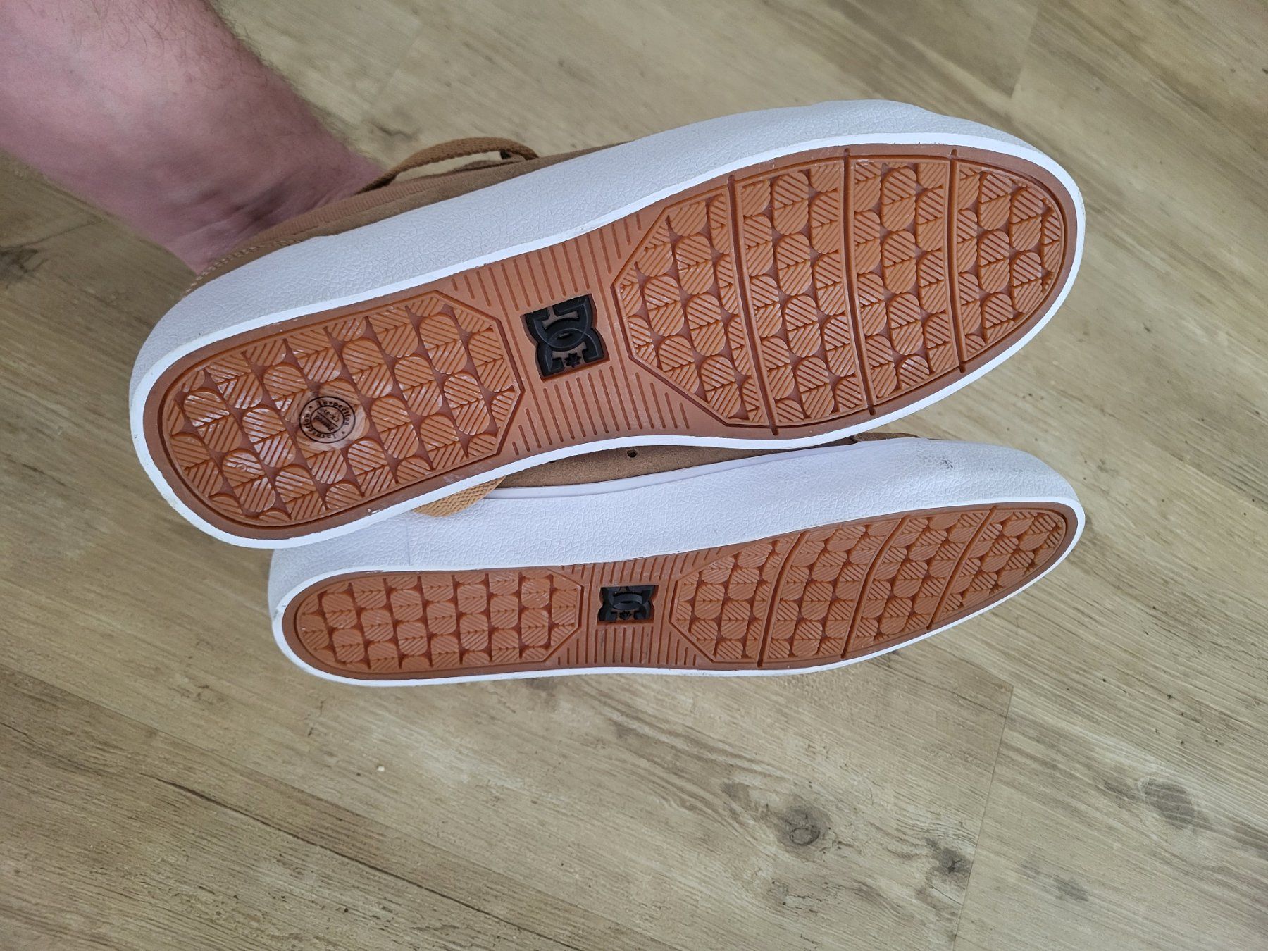 Scarpe da uomo: DC Schuhe Gr. 42 in Braun, Neu – Nuovo (secondo la descrizione) da Niederhelfenschwil venduto da Bruce019 2