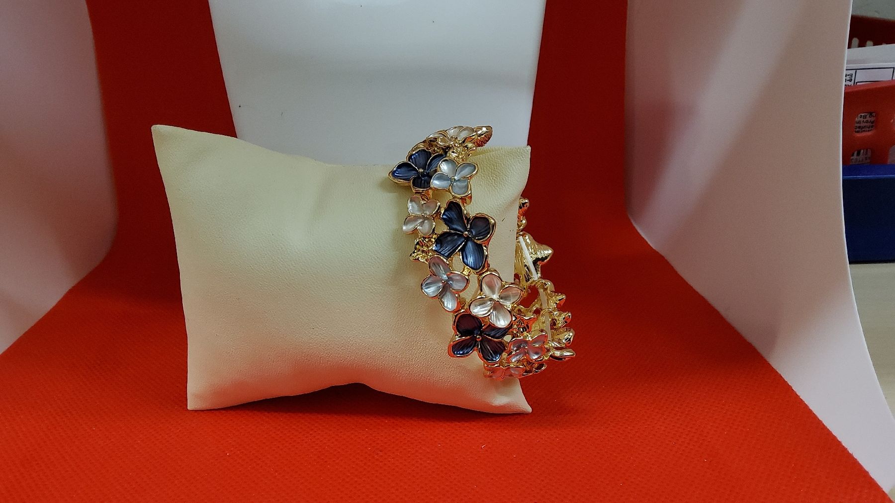 Bracciali & Braccialetti: Schönes Blumen Armband Goldfarben mit Emaille – Nuovo e nell'imballaggio originale da Herisau venduto da Nluanalucas