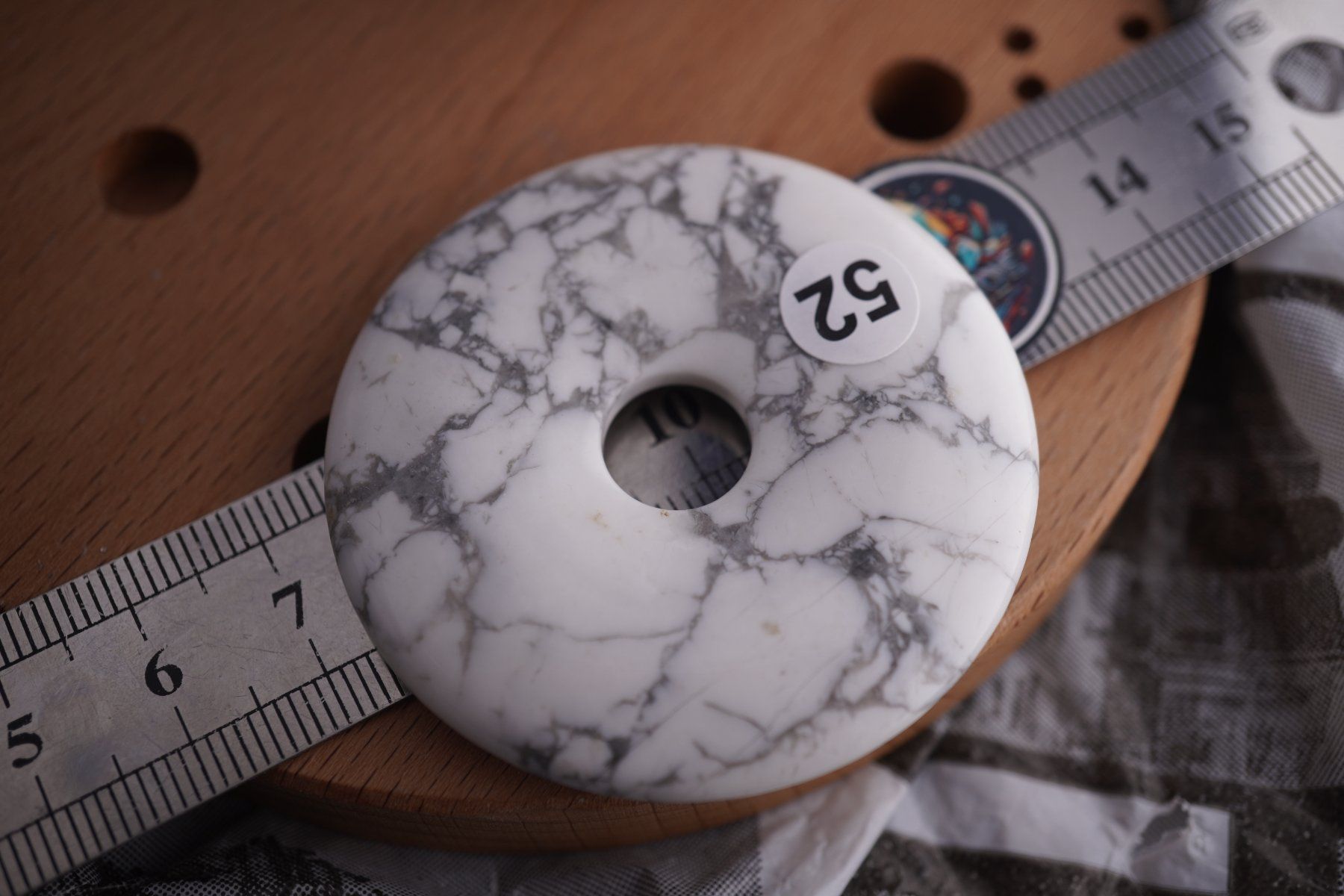 Minerali & Pietre curative: Howlith     Donut   pi Scheibe      50mm Ab 1.- – Nuovo e nell'imballaggio originale da Eschenbach SG venduto da topstone