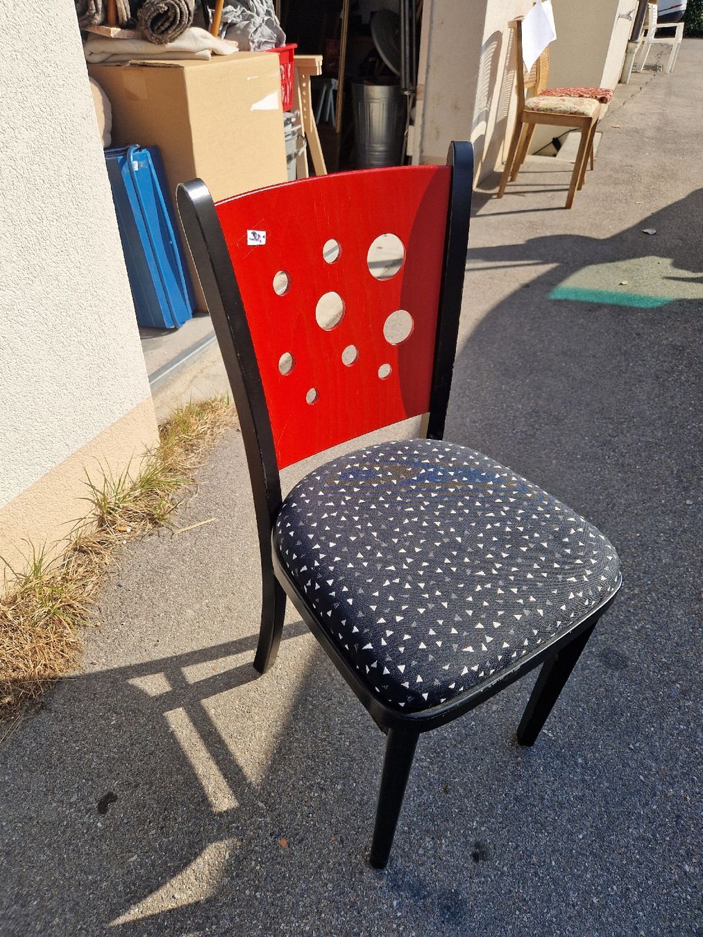 Chaises: Stuhl rot-schwarz mit Muster  – D'occasion à Mörigen par Clio111