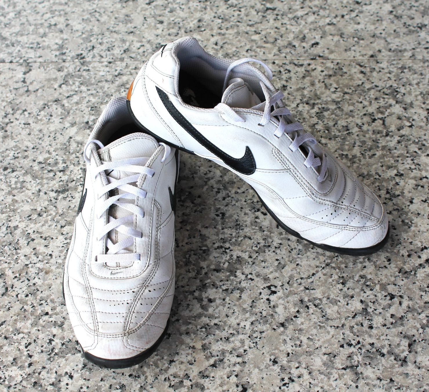 Nike Chaussures hommes: Baskets en cuir NIKE 41 – D'occasion à Chez-le-Bart par jasse