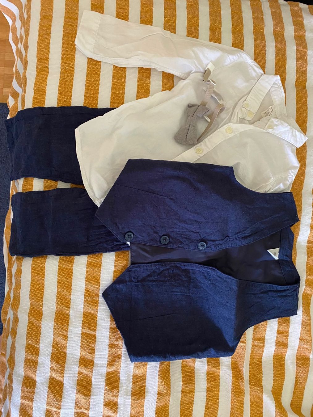 Completi: Kinder Anzug-Set Gr. 86 (12-18M) – Usato da Aarau venduto da sen_er