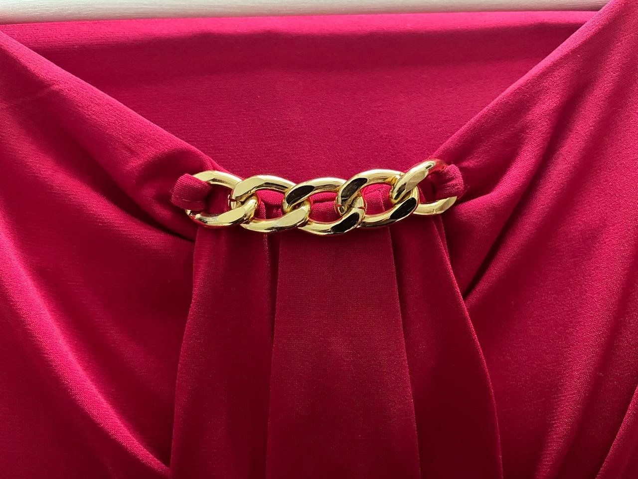 T-shirts: Elegante rote Bluse mit Goldkette – D'occasion à Adliswil par N3er4 2