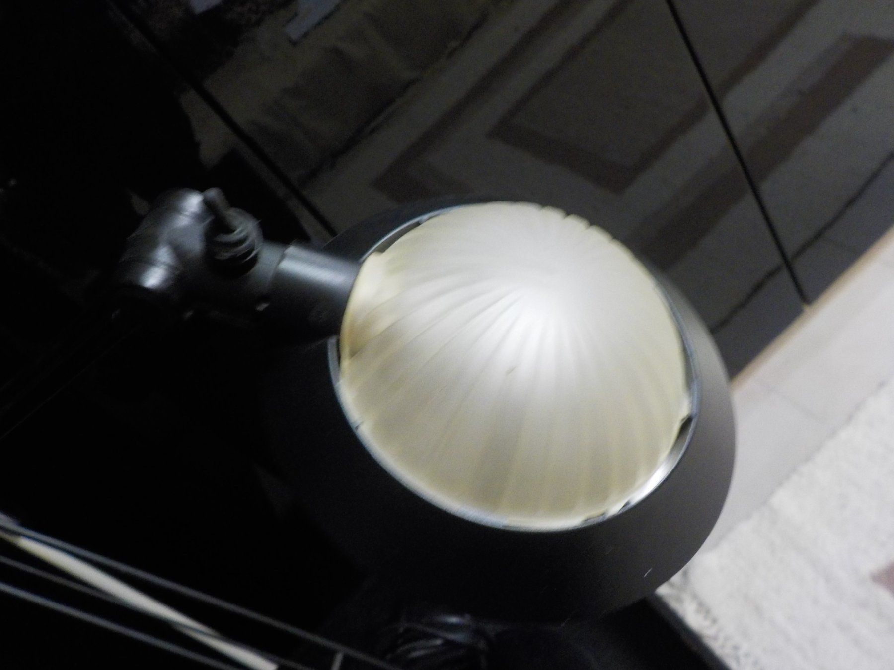Lampade: Tischlampe mit weissem und/oder grünem Glas – Usato da Muri b. Bern venduto da Silbervenus 1