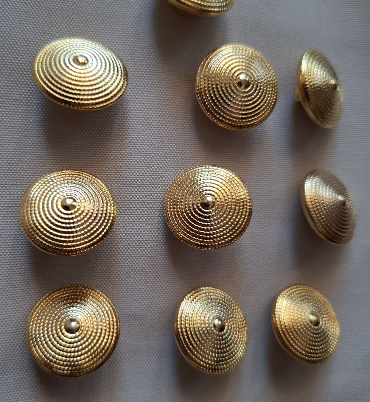 Knöpfe: 10 Knöpfe goldfarben, Metall, 19 mm. – Gebraucht aus Dietikon von Hirschkopf 1