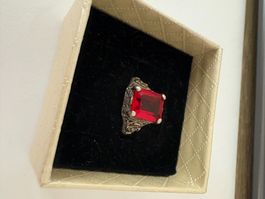 Edler 925 Silberring im Vintage-Stil mit grossem rotem Stein
