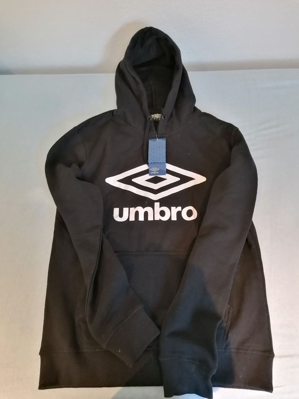 Maglioni & Felpe: Schwarzer Umbro hoodie – Nuovo e nell'imballaggio originale da Mörel venduto da tim_w9py