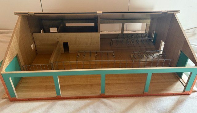 Giocattoli: Kuhstall aus Holz mit Liegeboxen – Usato da Wislikofen venduto da Lioke 3