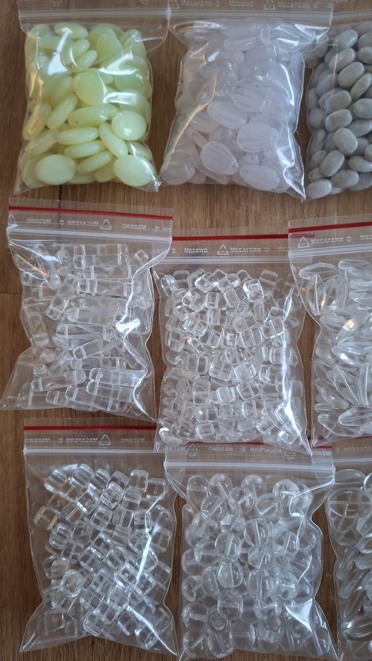 Perle (finte): Glas Perlen/Elemente über 2Kg – Nuovo e nell'imballaggio originale da Kriens venduto da Wolly85 2