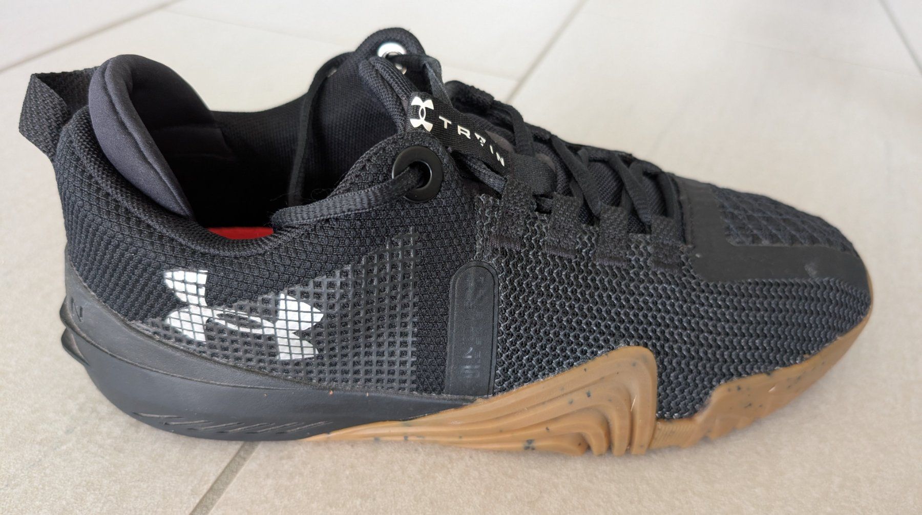Under Armour Scarpe da uomo: Under Armour Trainingschuh Gr. 43 – Usato da Eggenwil venduto da Almond0 1