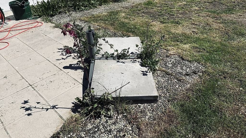 Altro: Sonnenschirmständer inkl. Vier Betonplatten  – Usato da Niederuzwil venduto da ciclone82 1