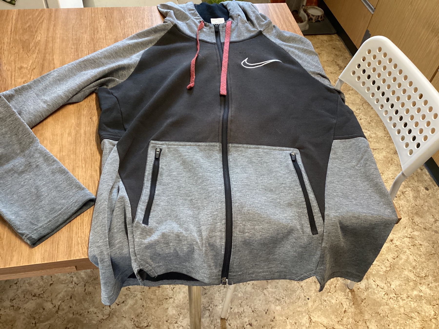 Nike Giacche: Nike Zip-Hoodie Grau/Schwarz, Grösse M, – Usato da Lyss venduto da Nigudasschaf