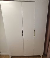 Weisser Kleiderschrank
