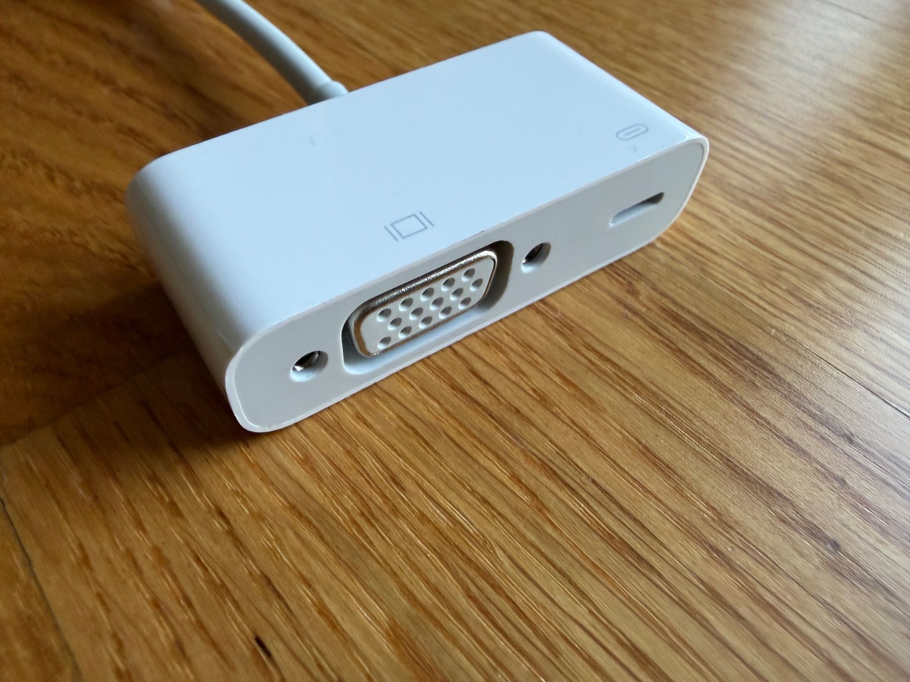 Apple Laufwerke & Adapter: Original Apple Bildschirm-Adapter Lightning zu VGA – Gebraucht aus Basel von durelm