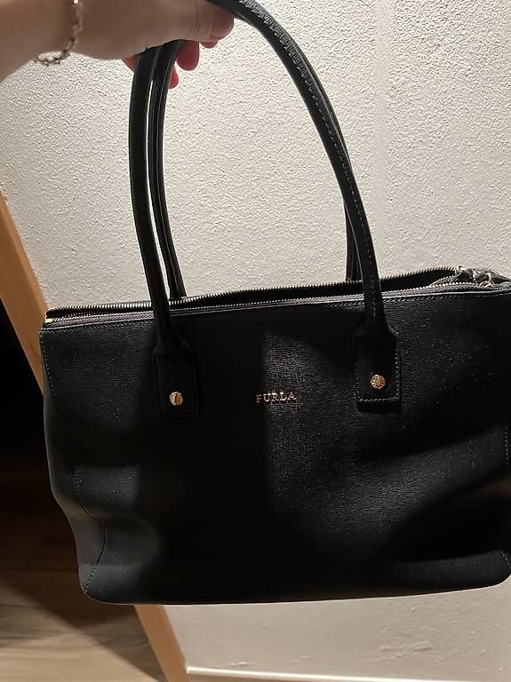 Borse da donna: Borsa shopper Furla di pelle nera, comoda e spaziosa  – Usato da Genestrerio venduto da Ellyellys84