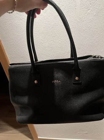 Borsa shopper Furla di pelle nera, comoda e spaziosa 