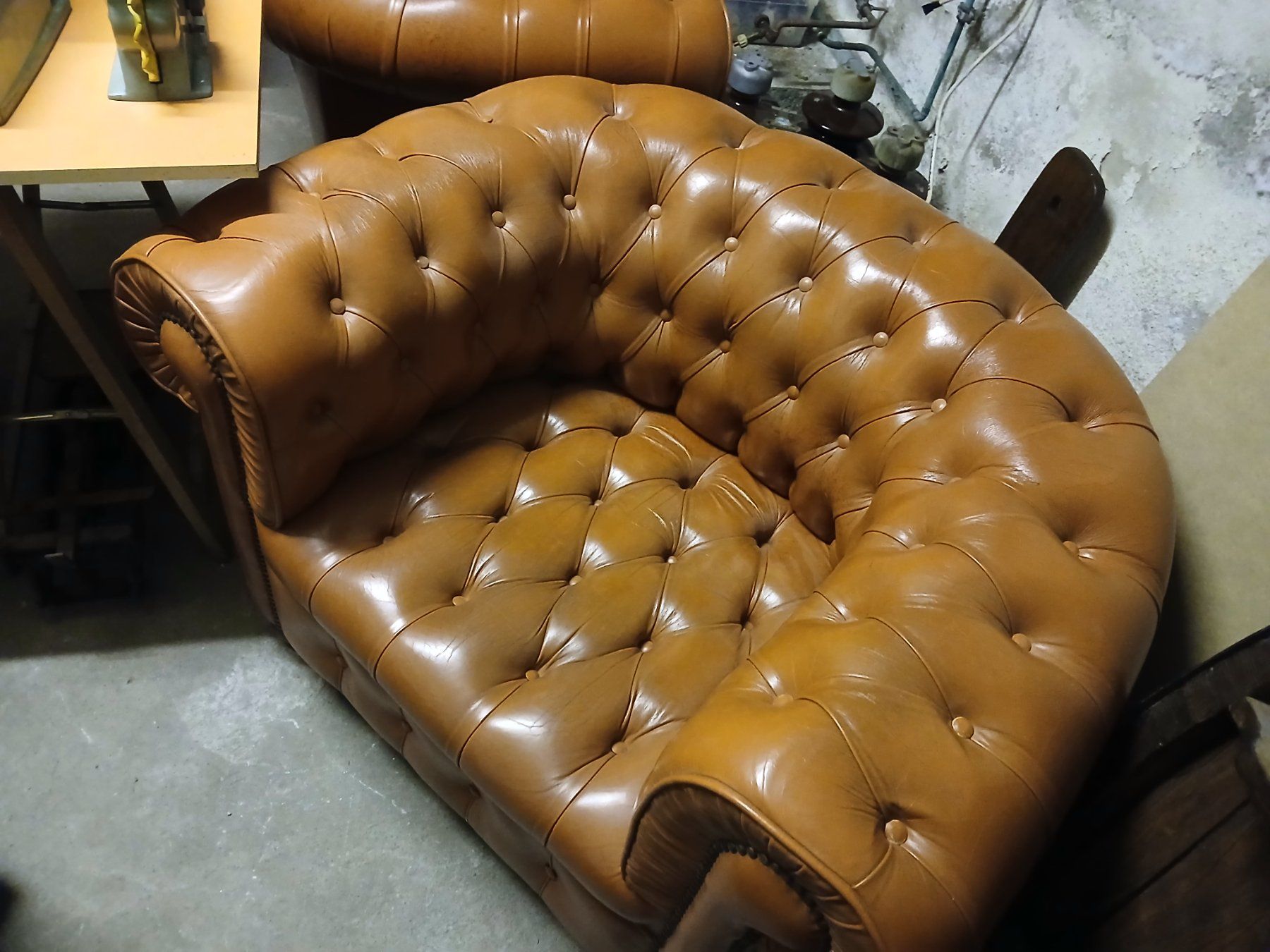 Chesterfield Sessel: Fauteuils et canapé "Chesterfield" – Gebraucht aus Ardon von Bunnies