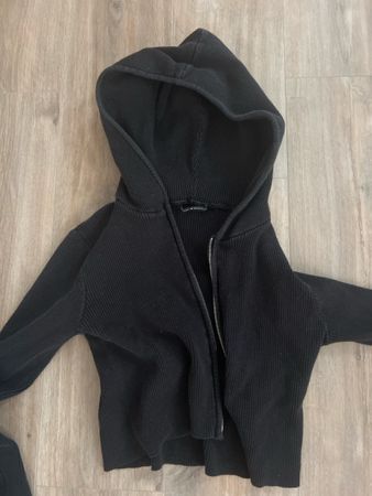 schwarzes geripptes Jäggli von Brandy Melville