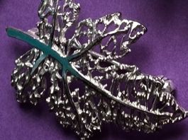 Silberne Brosche, fein gearbeitetes Blatt, Vintage