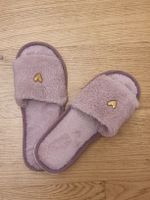 Flauschige Damen Hausschuhe, Lila mit Herz