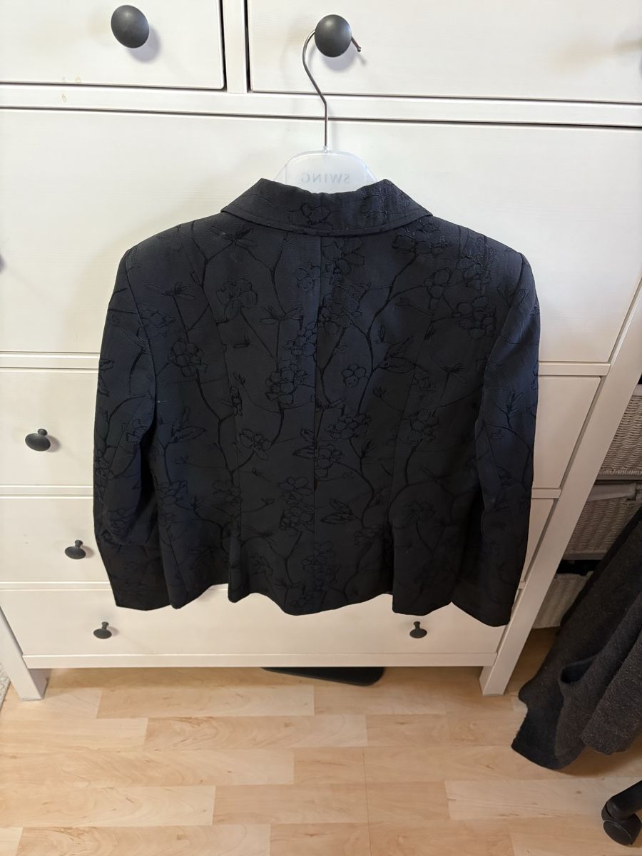 Giacche: Blazer mit Blumendetails🖤 – Usato da Winterthur venduto da Stupu7hs 2
