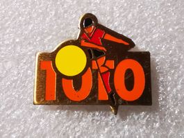 Ansteckpin 15: Toto