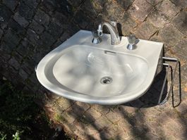 Waschbecken mit Armaturen