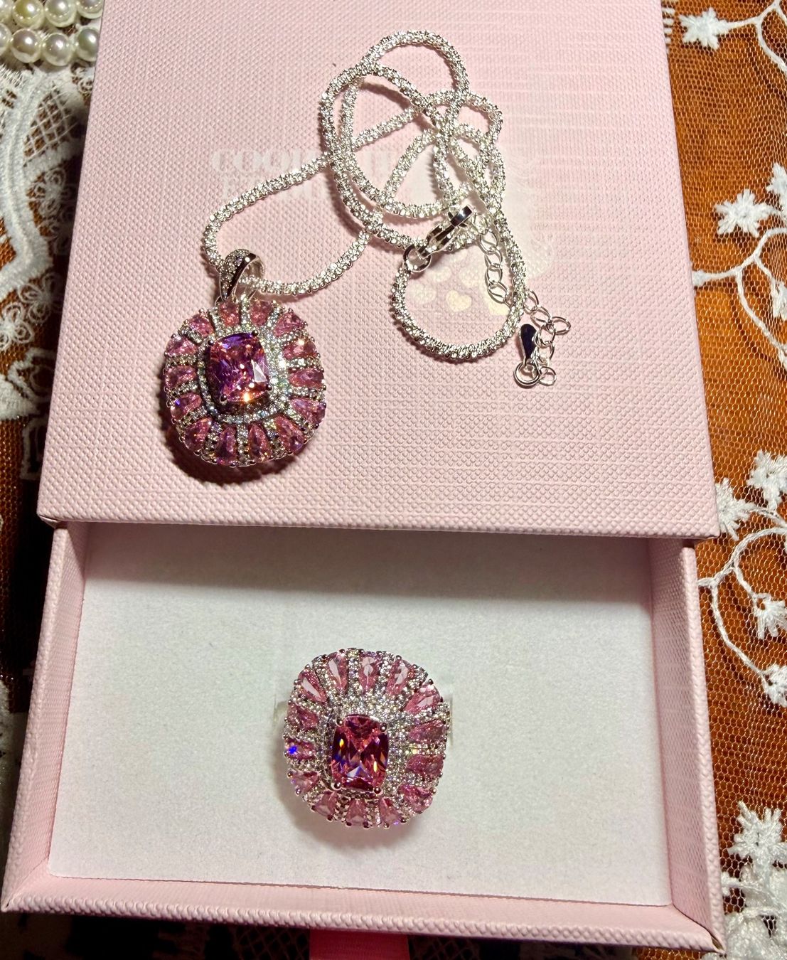 Autres bijoux: Ensemble bijoux : collier et bague roses – Neuf avec emballage d'origine à St-Maurice par Sandrinette123