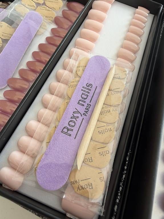 Unghie finte: 10 boites de Roxy Nails - Paris.  – Usato da Lausanne venduto da vir_vs2s 1