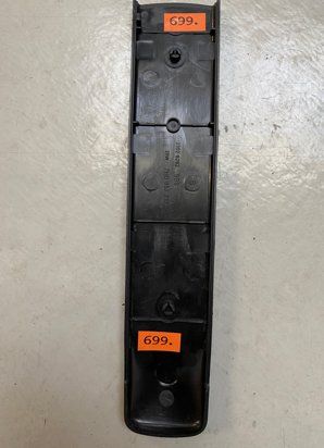Volkswagen Tutti pezzi di ricambio auto: Gurt-Abdeckung VW Transporter (7H0857717) – Usato da Alpnach-Dorf venduto da Hess-Automobile 1