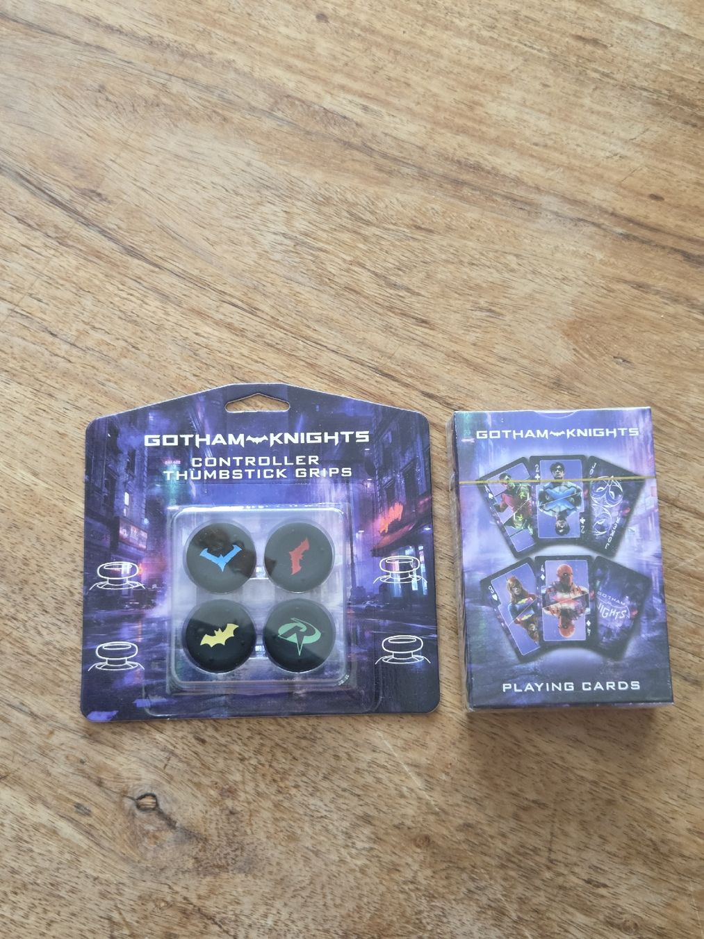 Giochi: Gotham Knights Controller Grips und Spielkarten Set neu – Nuovo e nell'imballaggio originale da Dürrenäsch venduto da JFAS